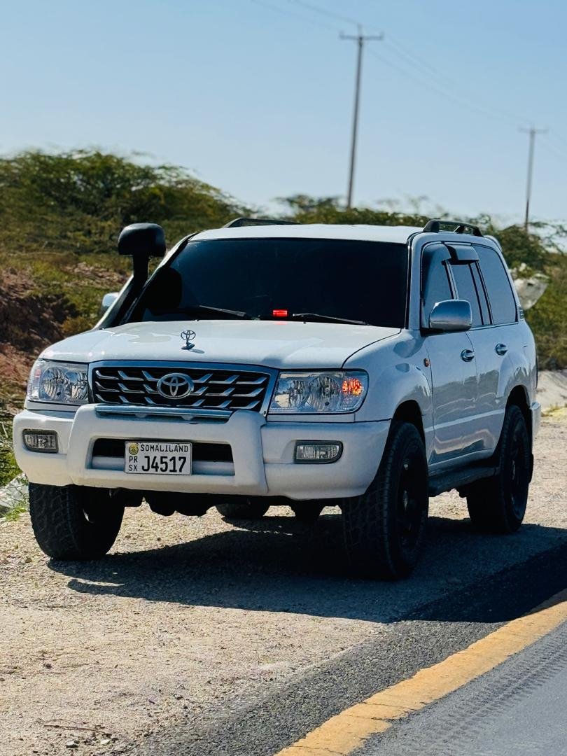 4x4 Toyota Land Cruiser V8 – Premium Safari & Expedition Vehicle